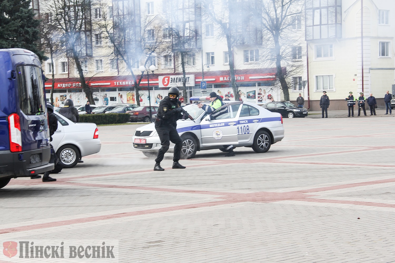 На День милиции пинчанам продемонстрировали выступления по задержанию  преступников