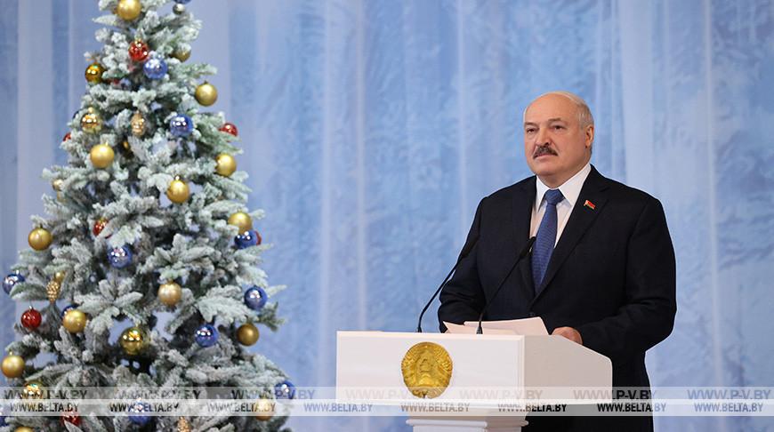 Лукашенко: каждый маленький белорус на деле знает, что бесконечно дорог и нужен своей стране Лукашенко: каждый маленький белорус на деле знает, что бесконечно дорог и нужен своей стране