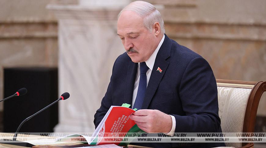 "Давайте думать о будущем наших детей". Лукашенко объяснил, почему важен референдум и обновление Конституции "Давайте думать о будущем наших детей". Лукашенко объяснил, почему важен референдум и обновление Конституции