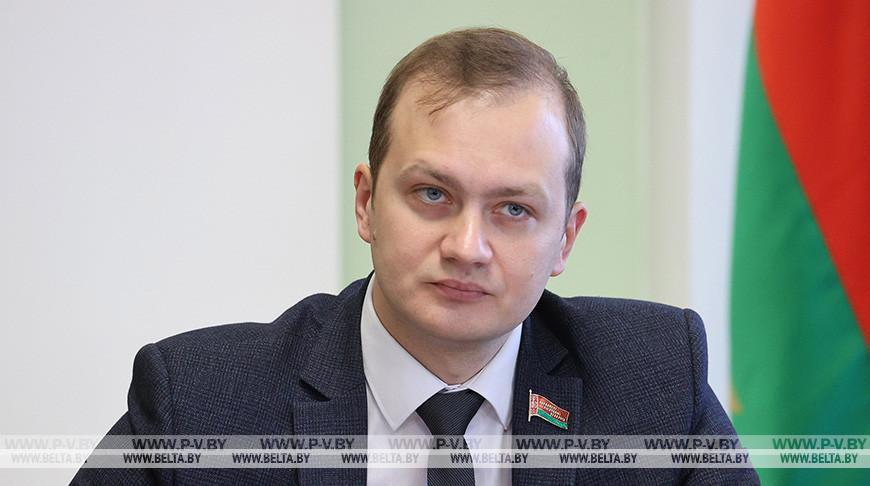 Воронюк: такое широкое обсуждение проекта Конституции - уникальная форма диалога власти с народом Воронюк: такое широкое обсуждение проекта Конституции - уникальная форма диалога власти с народом