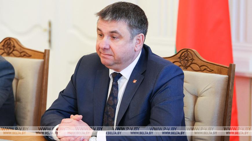 Дорожная безопасность, строительство школы, выделение соток: Шулейко провел прямую линию Дорожная безопасность, строительство школы, выделение соток: Шулейко провел прямую линию