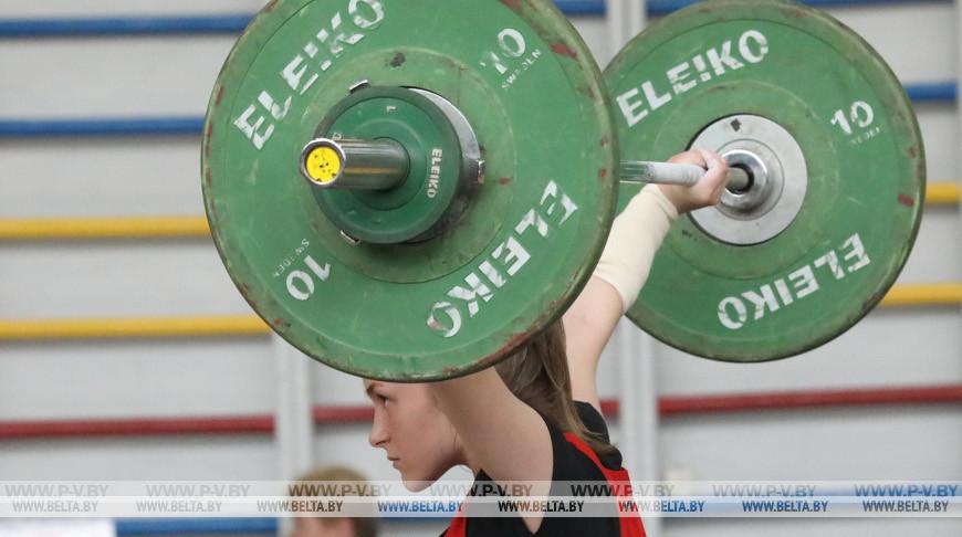Более 200 юношей и девушек соревнуются на республиканской спартакиаде по тяжелой атлетике в Пинске