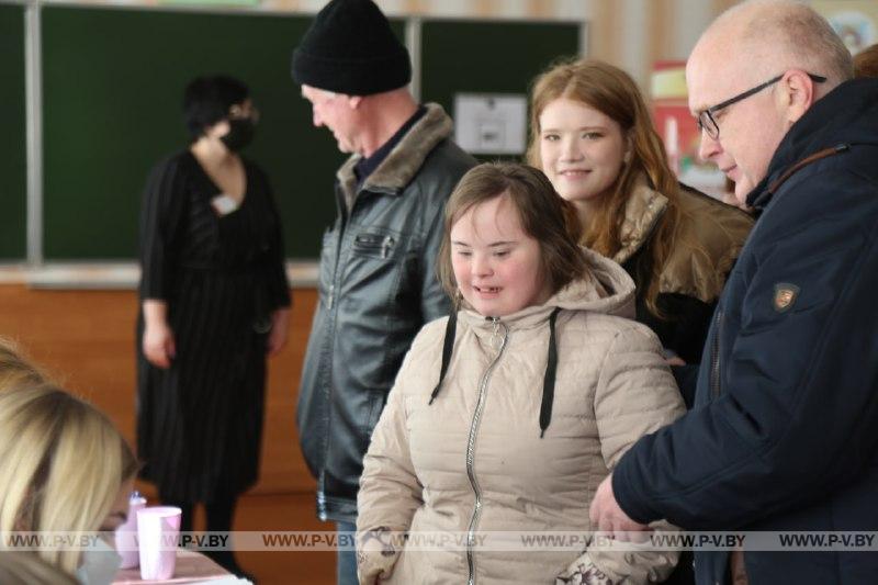 Продолжаем следить, как проходит референдум на избирательных участках в Пинске (фоторепортаж)
