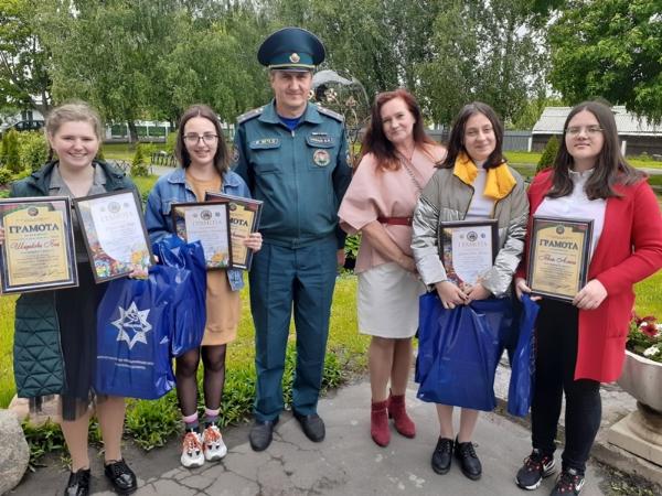 Наградили лучших в смотре-конкурсе «Спасатели глазами детей»