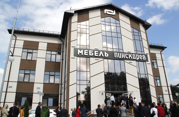 В Пинске открылся новый торговый дом мебели «Пинскдрев»
