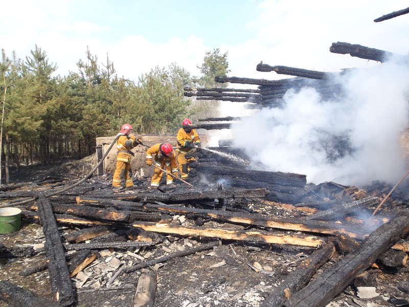 В деревне Стаховичи во время пожара на пенсионера обрушилась крыша дома
