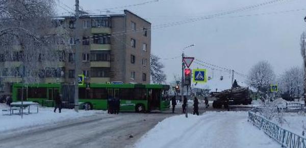 В ДТП с лесовозом и автобусом на улице Брестской никто не пострадал
