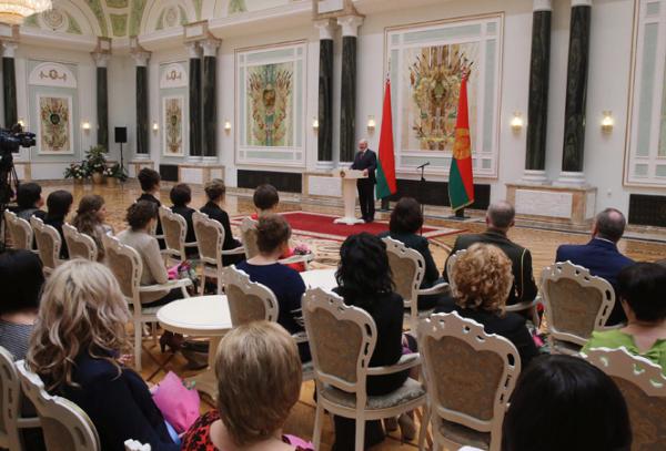 Президент Беларуси вручил государственные награды многодетным матерям и заслуженным деятелям