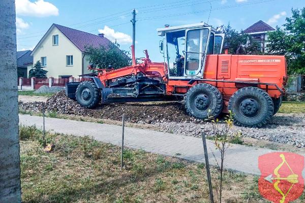 В Пинске благоустраивают дороги с неусовершенствованным покрытием