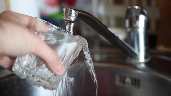 Пинскводоканал устраняет порыв водопровода по ул. Кирова Пинскводоканал устраняет порыв водопровода по ул. Кирова