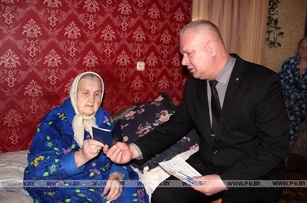 В Пинске вручили паспорт 100-летней Марии Кушнеровой В Пинске вручили паспорт 100-летней Марии Кушнеровой
