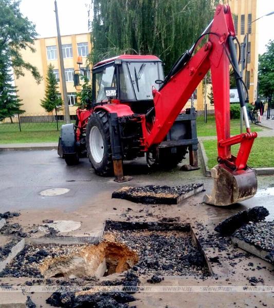 ЖКХ г. Пинска устраняет причины аварийной ситуации по ул. Пучкова ЖКХ г. Пинска устраняет причины аварийной ситуации по ул. Пучкова