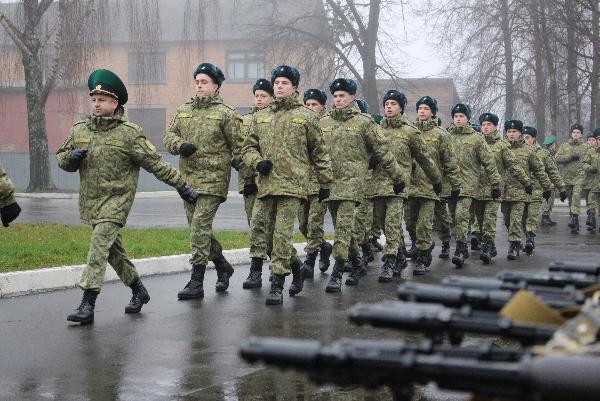 Более 180 новобранцев Пинского погранотряда получили боевое оружие