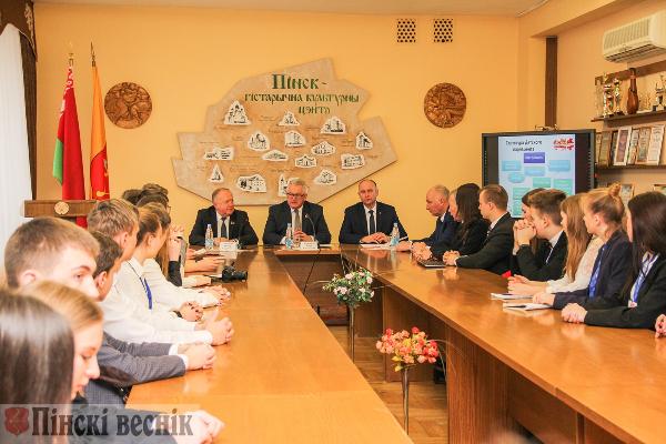 Министр образования И.В.Карпенко встретился с молодыми лидерами