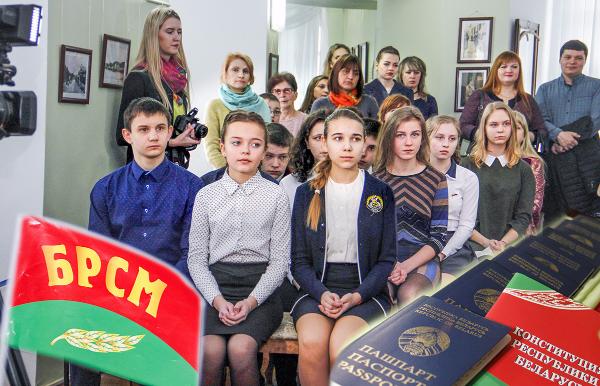В День Конституции Республики Беларусь молодым пинчанам были вручены паспорта В День Конституции Республики Беларусь молодым пинчанам были вручены паспорта