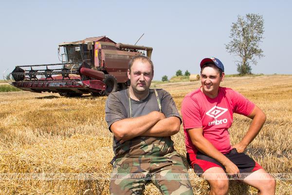 Жніво-2017: Маладзёжны і сямейны экіпаж братоў Шпакоўскіх Жніво-2017: Маладзёжны і сямейны экіпаж братоў Шпакоўскіх