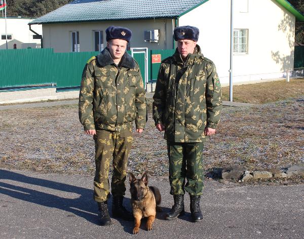 Пинские пограничники в деревне Невель вынесли из пожара двух человек