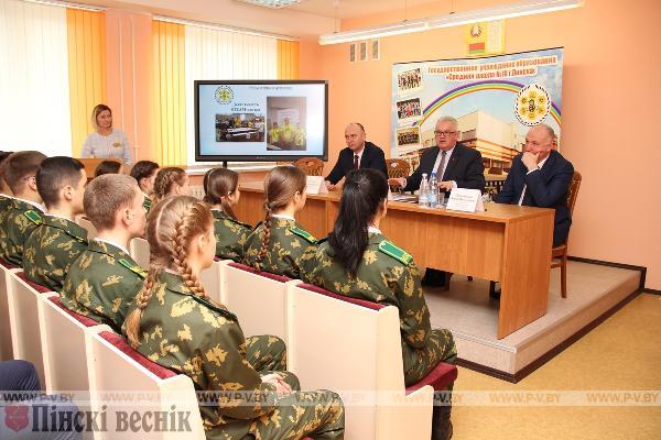 В СШ №10 г.Пинска прошел открытый диалог с министром образования