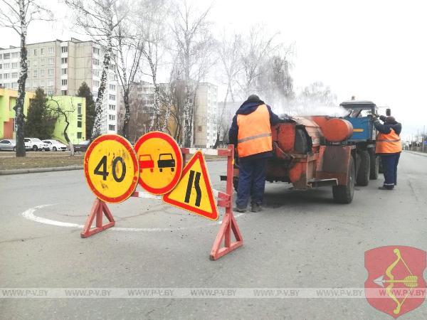 В Пинске выполняют ямочный ремонт дорог В Пинске выполняют ямочный ремонт дорог