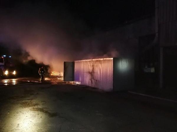 На улице Калиновского сгорел вагон-сушилка На улице Калиновского сгорел вагон-сушилка