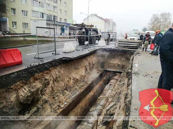 В районе «Оптики» устраняют два повреждения теплосети В районе «Оптики» устраняют два повреждения теплосети