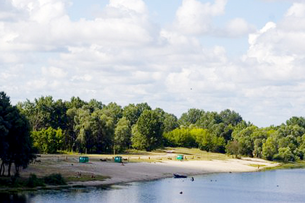 На городском пляже чуть не утонула школьница