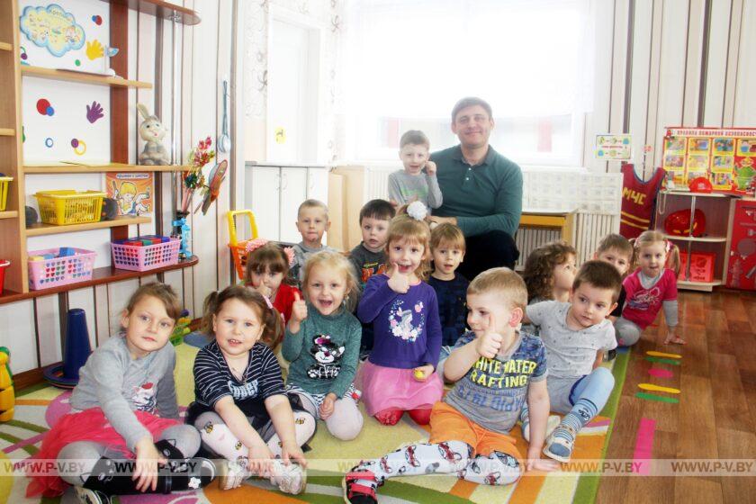 "Немужская" работа Игоря Жилевича: как работает в Пинске мужчина-воспитатель в детском саду