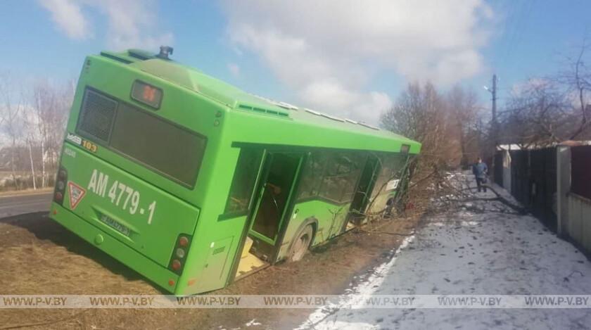 В Пинске автобус с пассажирами съехал в кювет из-за недомогания водителя