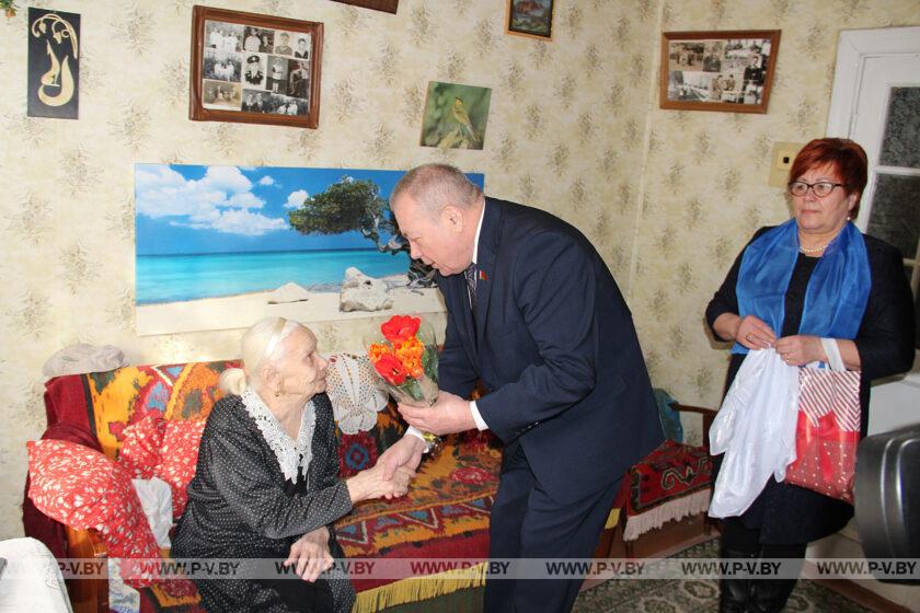 Новый паспорт получила 103-летняя жительница Пинск Новый паспорт получила 103-летняя жительница Пинск