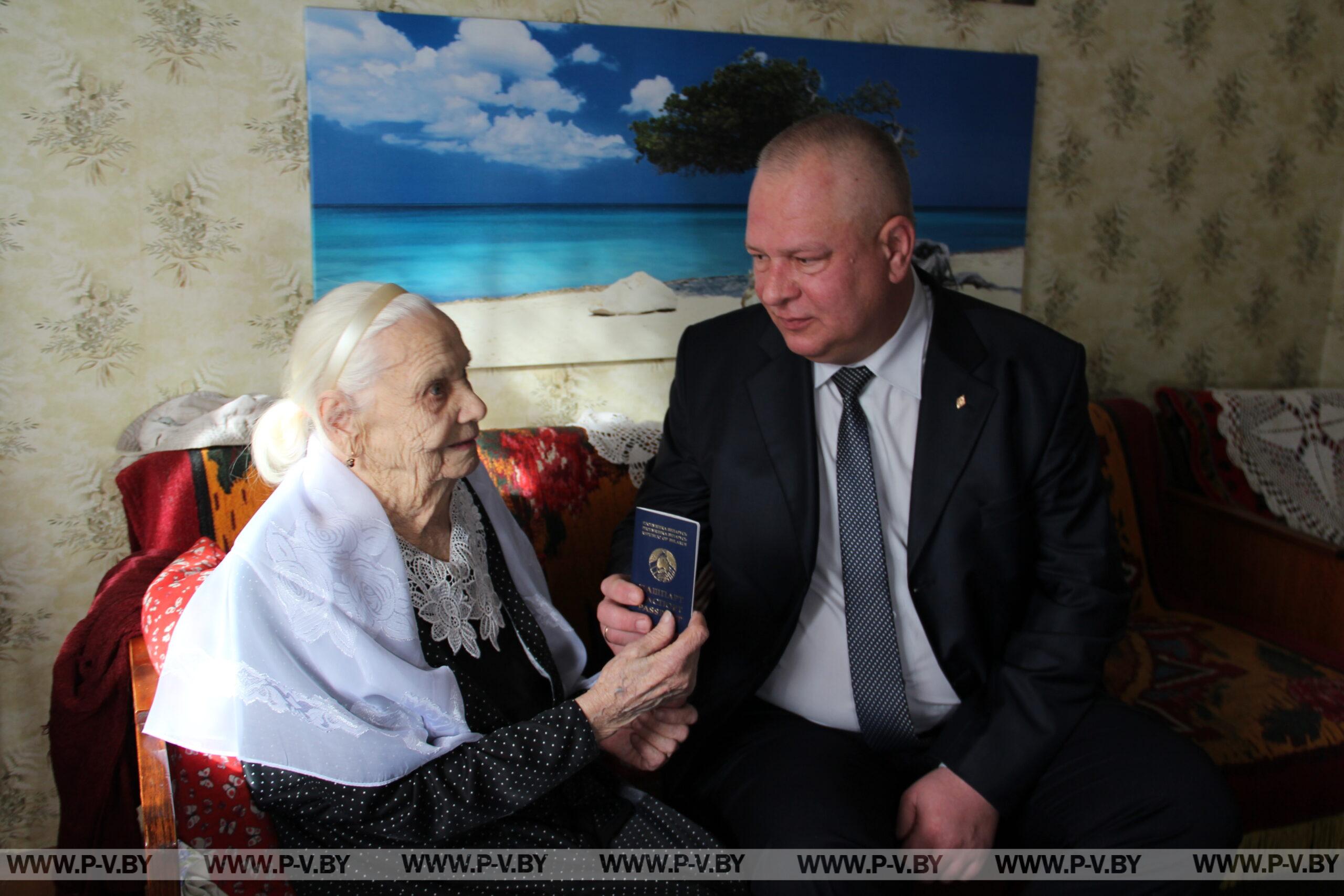 Новый паспорт получила 103-летняя жительница Пинск