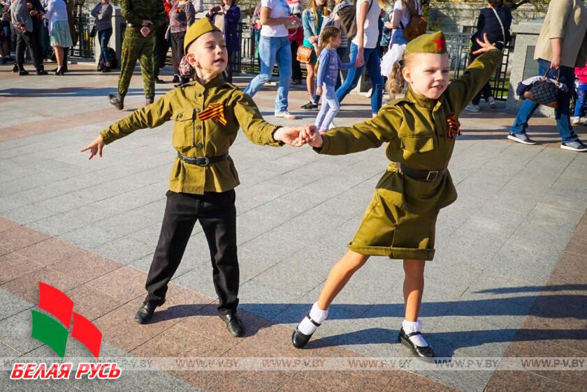 "Вальс Победы": "Белая Русь" приглашает присоединиться к танцевальному флешмобу 9 Мая "Вальс Победы": "Белая Русь" приглашает присоединиться к танцевальному флешмобу 9 Мая
