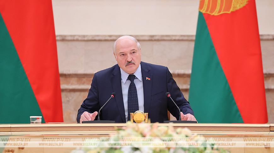 "Они нас душат, а мы их будем защищать?" - Лукашенко ответил на упреки по теме борьбы с нелегальной миграцией "Они нас душат, а мы их будем защищать?" - Лукашенко ответил на упреки по теме борьбы с нелегальной миграцией