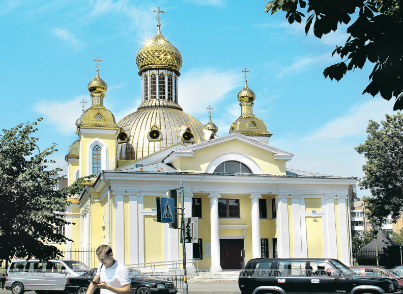 Собор сияет куполами