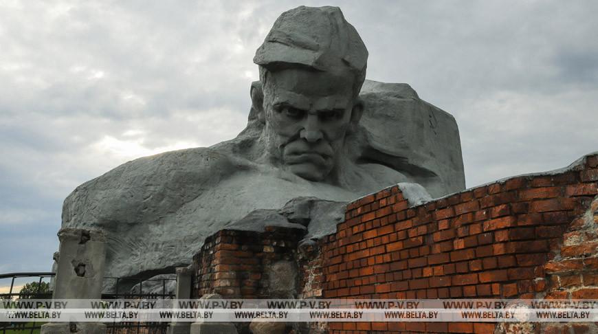 Лукашенко поздравил коллектив мемориального комплекса "Брестская крепость-герой" с 50-летием со дня основания