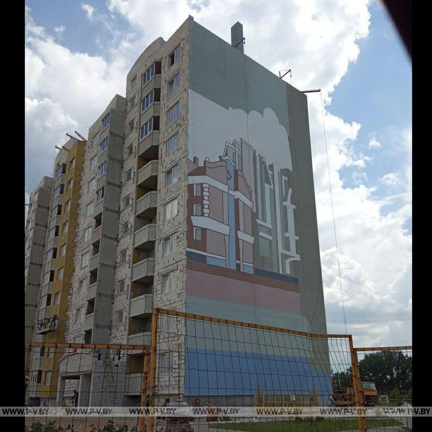 Пинский художник Андрей РУССКО расписывает дом по улице Кирова