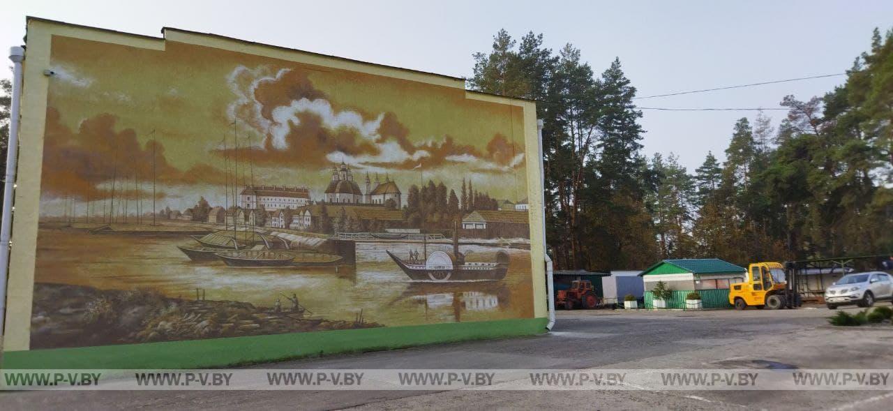 Пинский художник Андрей РУССКО расписывает дом по улице Кирова