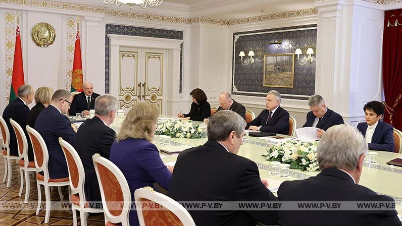 ПРОЕКТ НОВОЙ КОНСТИТУЦИИ БЕЛАРУСИ ПРЕДСТАВИЛИ ПРЕЗИДЕНТУ ПРОЕКТ НОВОЙ КОНСТИТУЦИИ БЕЛАРУСИ ПРЕДСТАВИЛИ ПРЕЗИДЕНТУ