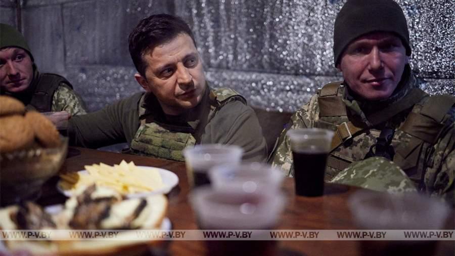 В Сети разоблачили фейк с пьющим кофе с военными Зеленским В Сети разоблачили фейк с пьющим кофе с военными Зеленским