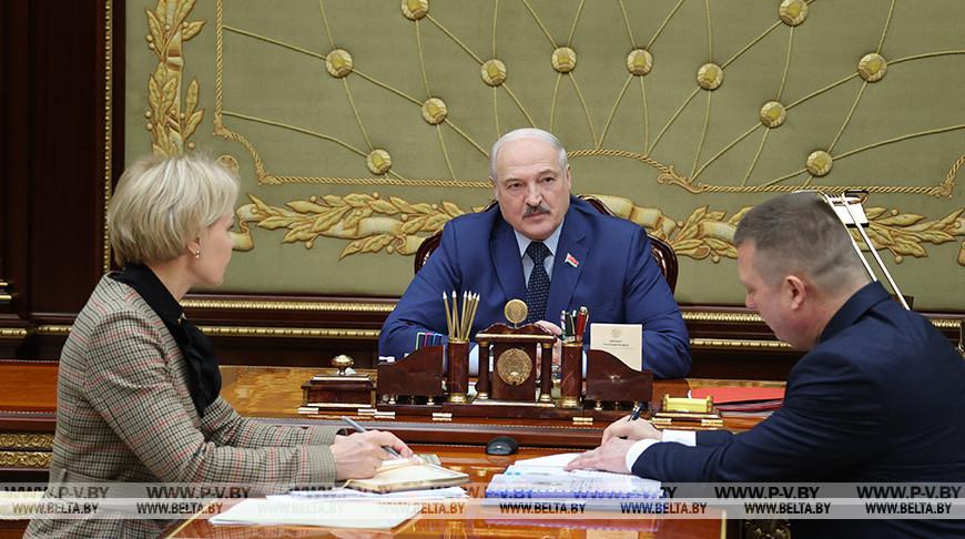 Лукашенко поручил немедленно разворачивать работу по нормотворчеству в развитие новой Конституции Лукашенко поручил немедленно разворачивать работу по нормотворчеству в развитие новой Конституции