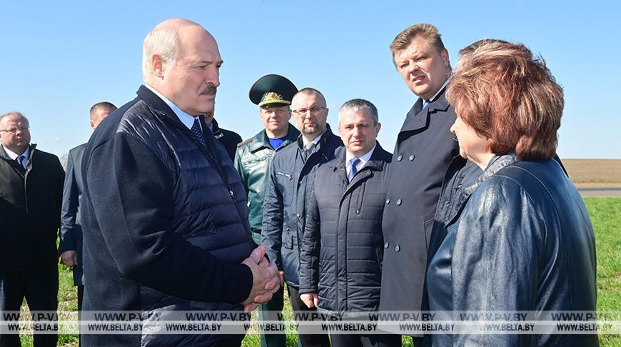Поездку в Чечерск Лукашенко начал с ознакомления с ситуацией в сельском хозяйстве
