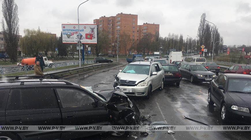Три машины столкнулись на путепроводе в Пинске