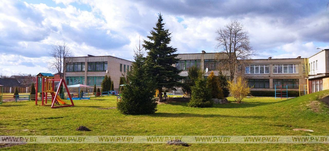 Экологическое мероприятие «Посади дерево – спаси планету!» состоялось в ГУО «Социально-педагогический центр г. Пинска»
