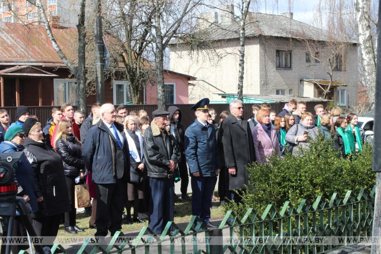 Митинг, посвященный Международному дню освобождения узников фашистских концлагерей, прошел сегодня у памятного знака Митинг, посвященный Международному дню освобождения узников фашистских концлагерей, прошел сегодня у памятного знака