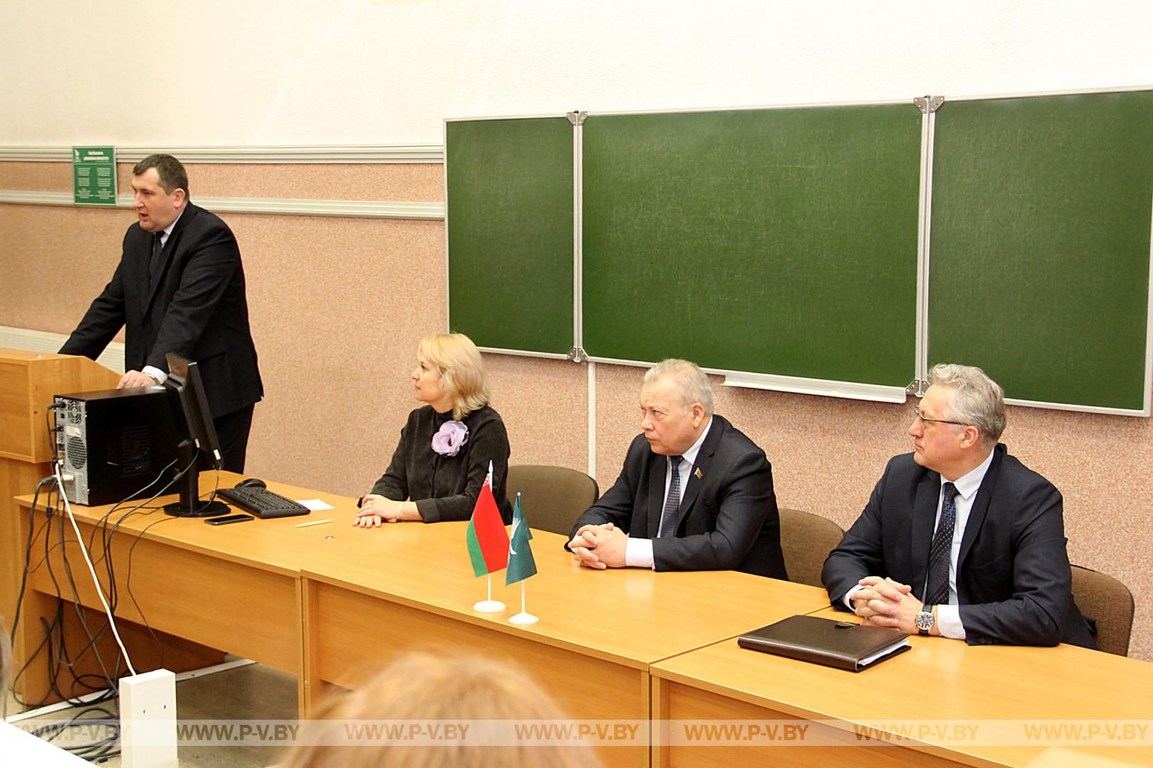 В Полесском госуниверситете накануне  Дня единения народов Беларуси и России прошла диалоговая площадка