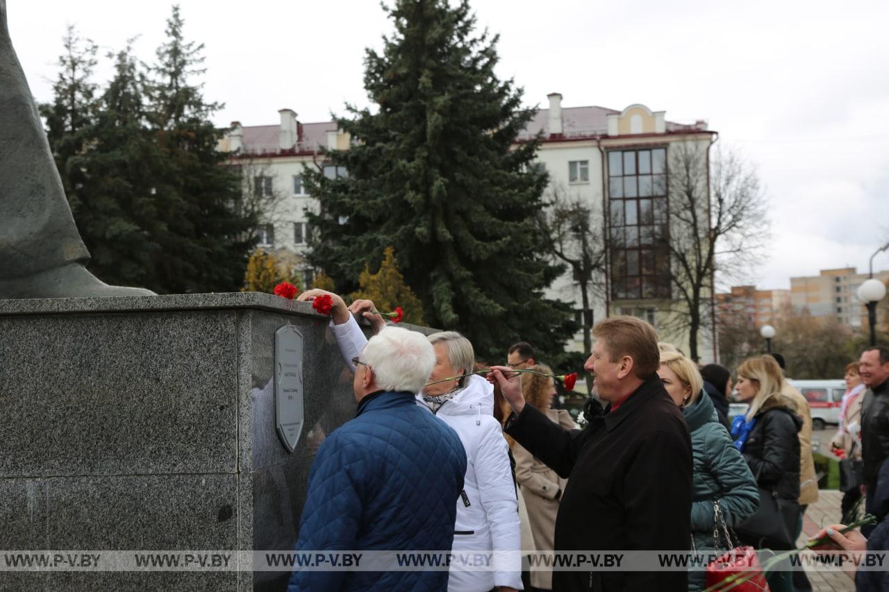 С Лениным в сердце! Фоторепортаж с празднования 152-летия дня рождения В.И.Ленина в Пинске