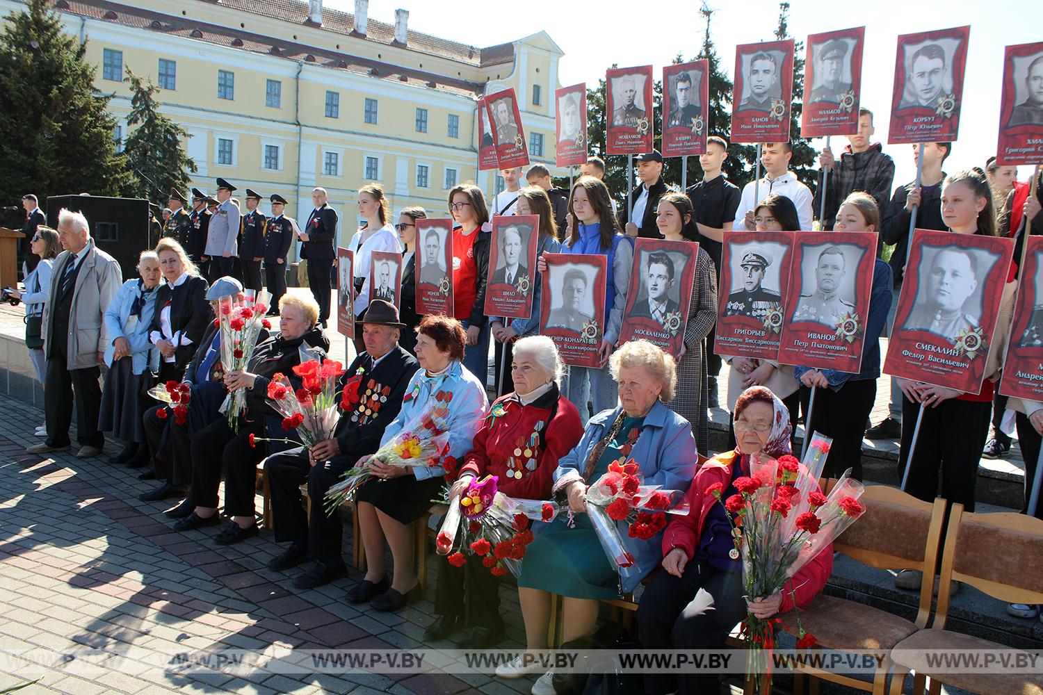 Фоторепортаж: в Пинске празднуют великий майский праздник – День Победы