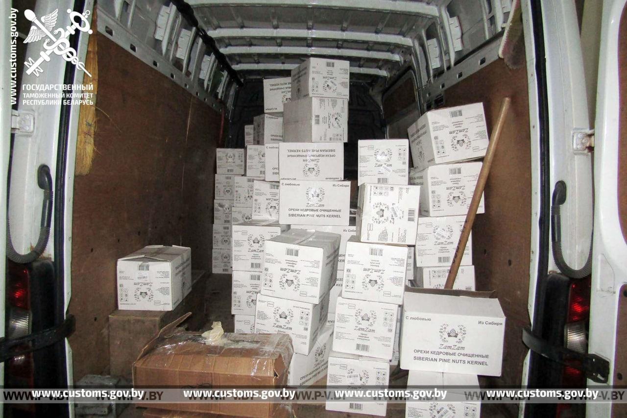 Брестской таможней возбуждено уголовное дело по факту незаконного перемещения через границу группой лиц 6,5 тонн кедрового ореха