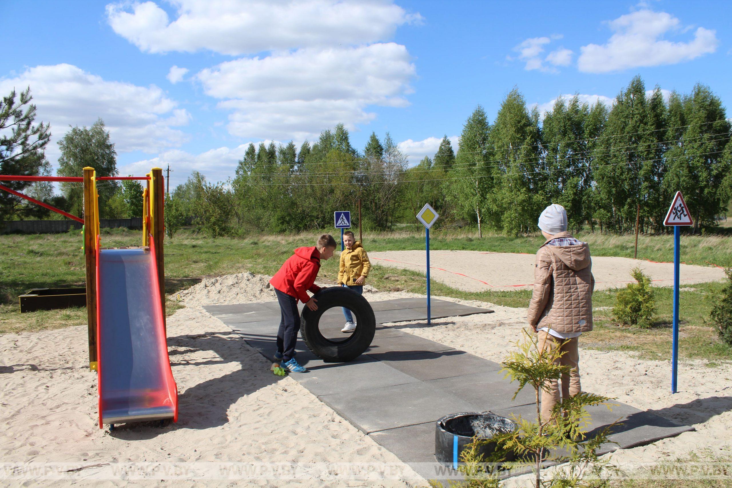 В Пинске появились новые игровые площадки для детей