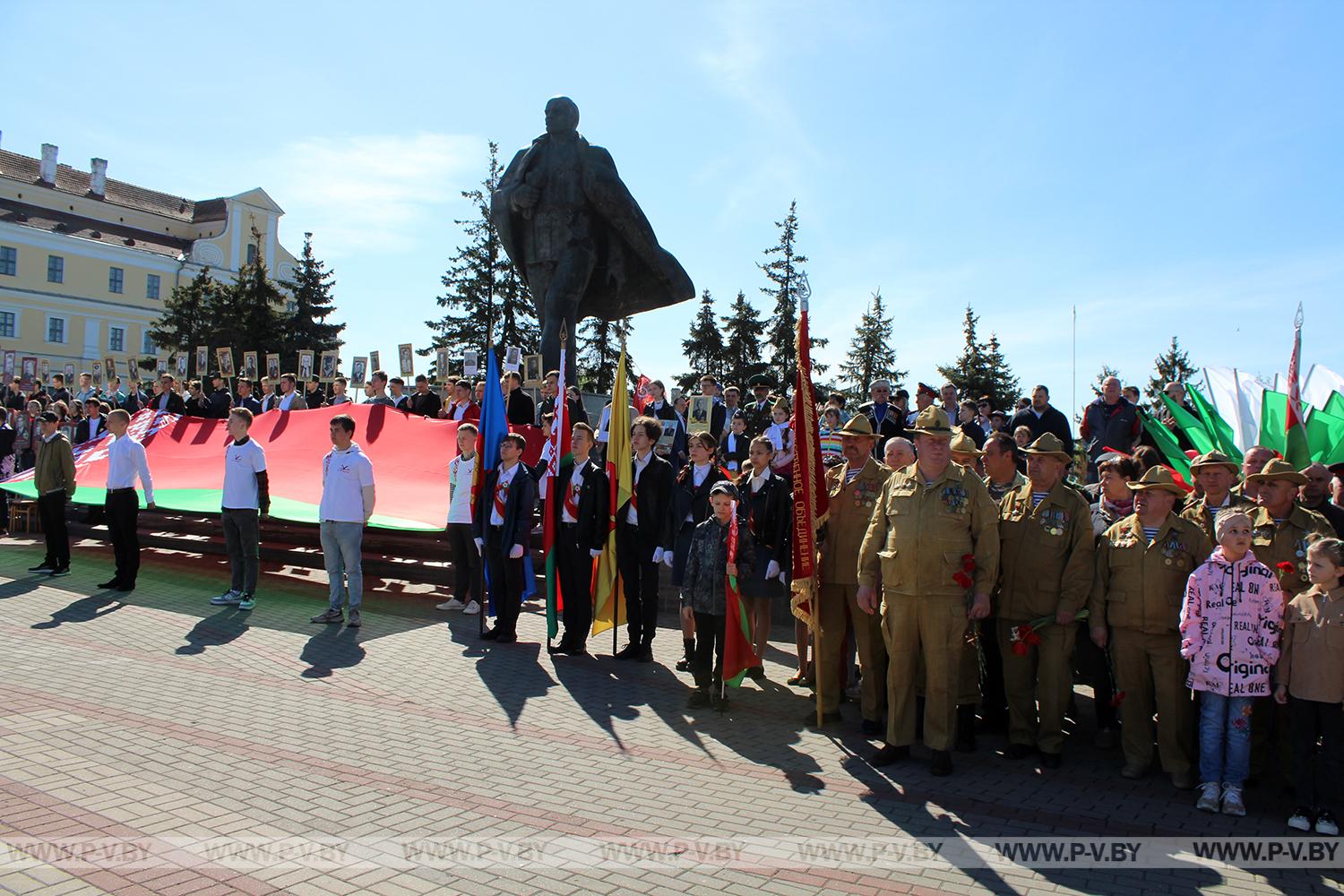 Фоторепортаж: в Пинске празднуют великий майский праздник – День Победы