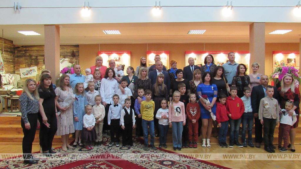 В музее Матери вручали ордена и чествовали семьи педагогов В музее Матери вручали ордена и чествовали семьи педагогов